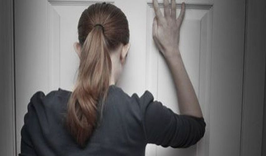 Bewoner van Velp wacht buiten bij een deur die achter hem dichtsloeg Bewoner van Velp wacht buiten bij een deur die achter hem dichtsloeg